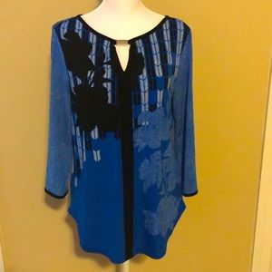 Woman’s Dana Buchman 3/4 sleeve blouse Blue and Black Key hold blouse small